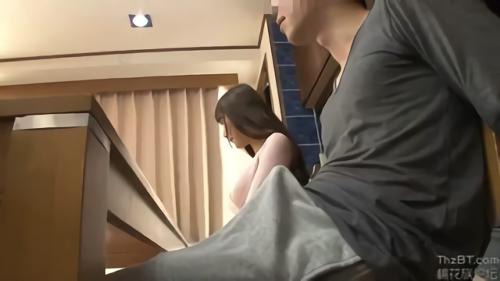 『巨乳』親の再婚で突然出来た義姉は美人で清楚に見えるが、実はとんでもないヤリマンだった！家では超無防備、俺がいてもお構いなしに胸！