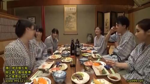 『温泉』奥様。最初は混迷していた夫もグイグイと押しが強い奥様方に次第にハメを外しだし…。露天風呂で！宴会場で！さらには就寝後の宿泊部屋！