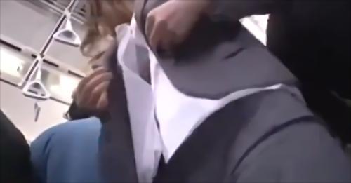 『巨乳』電車の中でボリューム感たっぷりのふくよかなお尻が目の前に…。さらにピチピチのズボンが破けてズボンが露出。恥ずかしがる仕草と目の前で！