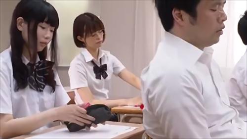 『女子高生』パパは会社の社長、ママは有名な美容研究家。なんの不フリーもない暮らし、大学までエスカレーターの付属校。…でも私が問題を起こして、噂！