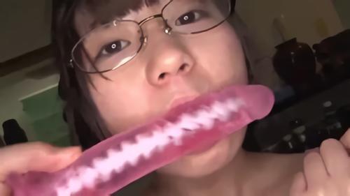 『篠崎みお』身長148cm、つるぺたAカップ、色白モチ肌のみおちゃんは何とヨーロッパ系の血が入ったクォーター少女。イキやすいセンシブルな身体で！