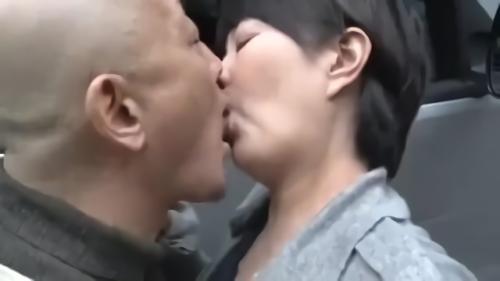 『四十路』身体を持てあます熟女たちの情慾…。ひとたび解放されたなら、そのパワーは天井知らず！オトコにまたがりワイセツな言葉の雨あられ、！