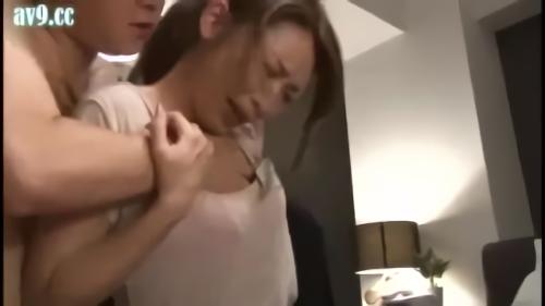 『美乳』若くてエレガントなマッサージ師！それだけでもエキサイトするのに胸チラして乳首まで見えて…、二人だけの密室…、丸見えの乳首…。仕事