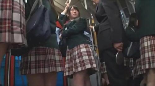 『女子校生』‘間違えたフリ’とも知らず女子校通学バスに乗って来た男を思春期の女子校生達がからかい誘惑する人気の関係のもの第3弾。偶然を装った密！