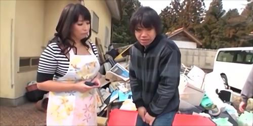 『折原ゆかり』一人息子の健一が、反抗期で困ってしまう。ある日、私をまた怒らせるのでひっぱたくと健一は股間を膨らませニヤついているではないですか。！