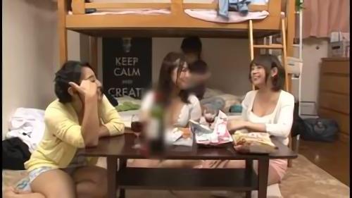 『乱交』会話は丸聞こえなのにSEXな話で大盛り上がり！聞いているだけで勃起しまくりな童貞丸出しの俺を見て姉のフレンドがロックオン！