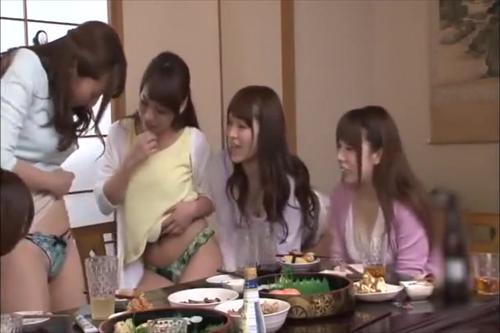 『桃瀬ゆり菜』久し振りに実家に戻ってきた叔母たちがセクシーすぎる！僻地じゃ見ない際どい格好だから、胸の谷間やパンチラ連発で目のやり場に困ってしま！