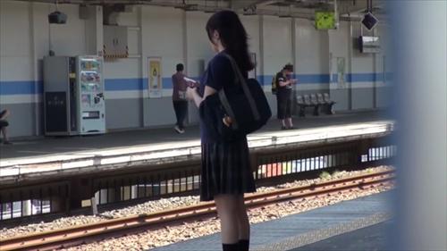 『羞恥』満員状態の電車内でうぶ娘に迫るGゾーン直撃痴〇の罠！痴〇師のローター責めで拒む態度とは裏腹に次第に膝をガクガクとヒクヒクさせ反発で！
