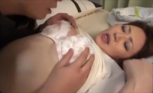 『顔射』母と息子の不許可の性。夫だけでなく、その息子とも交わってしまうインモラルな痴態貞淑な美熟女の中に秘められた情欲…。「あなた、ごめん！