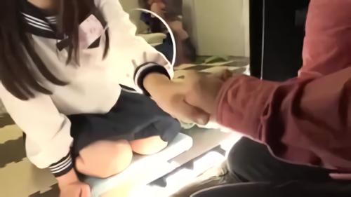 『パンチラ』巷で噂になっているJ○見学倶楽部は、マジックミラー越しにJ○たちを見るお店。しかしもちろんそれだけではない。この見学倶楽！