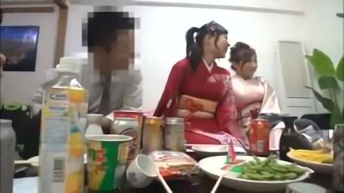 『美乳』〇校時代、仲の良いメンバーで成人式の式典後、家飲みをした時の2次会心覚ビデオだが、そこには振袖のまま、酒に酔い悪ノリでHなことをし！