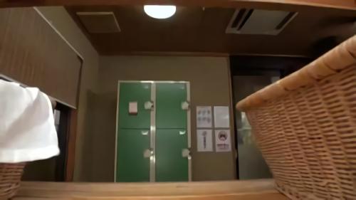 『温泉』温泉旅館の混浴で偶然妻のママ友と2人きりになった男。いけないと思いつつ勃起してしまった男は気づかれないように自慰をす！