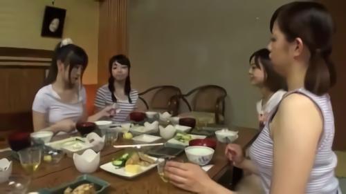 『ラッキースケベ』はしゃぎまくる女子がパンチラ・胸チラ連発！バスの中でこっそりフェラヌキ、王様レクリエーションでお尻並べてハメ放題！制服着たままお風呂でハーレムファック、枕投げか！