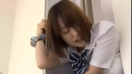 『篠田ゆう』イマジネーションしてください…事故でエレベーターの扉に巨尻が挟まれ、抜けなくなったJKと乗り合わせたあなた。目の前でデカ尻揺らして！