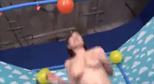 『素人』ヌードブラを着けた巨乳の女の子がトランポリンで跳ねて頭上の風船を割るレクリエーション！本格トランポリンの上でバストがバインバイン揺！