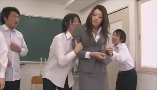 長身美人教師・麻妃は男子生徒の憧れの的だが、三か月後には同僚教師の田淵との結婚を控えていた。中でも生徒の三田は麻妃に特別なエモーシ！