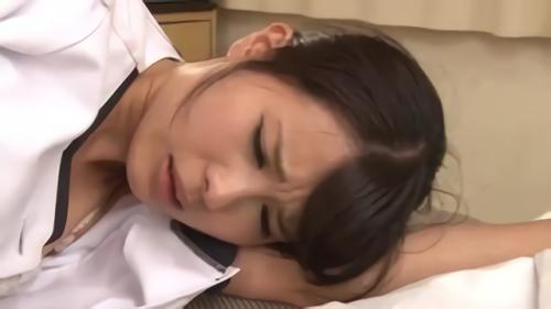 『美乳』病院内で献身的に働くナースの胸元は意外に隙だらけで胸チラのチャンスがいっぱい！