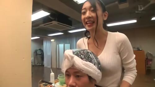 『企画』声だしちゃダメ…蠢惑のビューティーヘアエステティックサロン―。【カット】ケープの中へ手を入れ乳首をいじりリアクションを存分に楽しむと、接吻＆手！