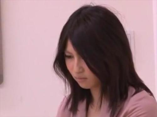 『潮吹き』痴〇されている女子校生を庇う女教師までも痴〇の餌食にしてしまう極悪痴〇第5弾はバスや病室を舞台にお送り。教師とはいえ女、目の前にい！