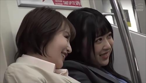 『淫語』『私たちのズボン見てエキサイトしたの？』『こんなに勃起させて凄い』最終電車でW美形痴女に遭遇してズボンを見てたら更にパンチラしてき！