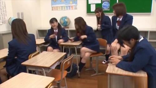 『カワイイ』とある女子校に転校してきた鈴木は些細な事からいじめの標的になる。必死に許しを請うが、それとは裏腹にエスカレートしていく性的暴行！ア！
