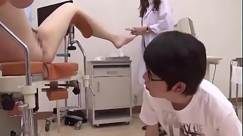『色白』ママが息子の前で膣穴拡げて健康診断！分娩台で息子と知らずに近親相姦！息子がバストを揉んで触診、マ○コカメラで膣奥観察。仕切りカーテ！