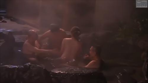 『手コキ』小さな旅館を経営するある夫婦の実話。ガラの悪い男たちが客としてやって来た。コンパニオンを呼んでこいと脅され、女将である妻が仕方なく！