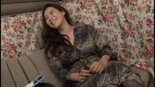 『中出し』二子玉川を歩く美熟女に声を掛けアンケートをお願いしてロケ車へ連れ込み。断れない下ネタ質問を巧妙に強要し気付けば下半身をさ！