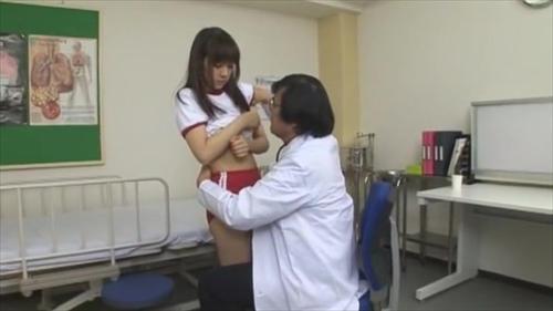 『ヤバイやつ』「さあ、口を開けて舌を出しなさい！」内気で成人しい少女は戸惑いながらも先生の言うとおりに従ってしまう。情欲的な先生達は少女の唇に接！