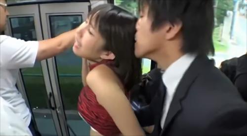 『美人』満員路線バスで隣に乗り合わせたミニスカ姿の女子の尻に密着されたら勃起しちゃいます。そそり立ったチ○コがミニスカめくり上げズボン丸見！