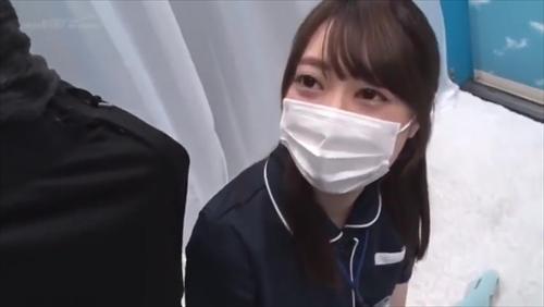 『素人ナンパ』合法的に勃起ち〇ぽを見せつけたい方必見！今回のターゲットは心優しい看護師さん。「利き手を骨折して一人Hができなくなってしまった男性！