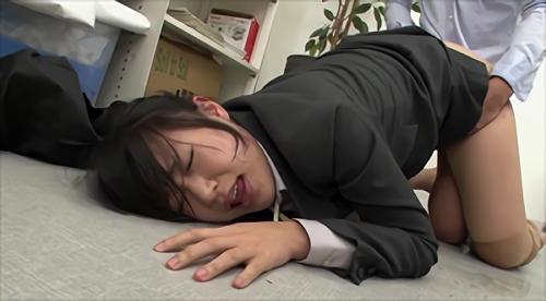 『セクハラ』仕事ができない私をバカにする後輩OLと、深夜に一人で事務所で仕事をしています。コーヒーに痺れ薬と利尿剤を入れ、復讐を開始！自由な体！