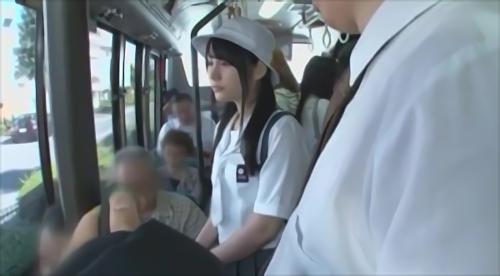 『ロリ』バスの中で見つけたかわいい女の子を1週間観察してみる。もう我慢の限界だった・・。ついにコンタクトを取ろうとし、手を伸ばす！彼女は自！