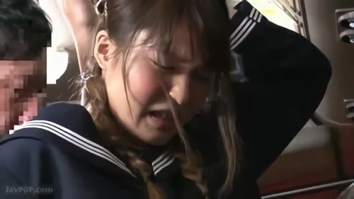 『おっぱい』満員バスで黒ストッキングを穿いた女子校生を狙う痴●師。スラーッとした美脚を撫で回しズボンのみを没収すると黒パンスト越しに！
