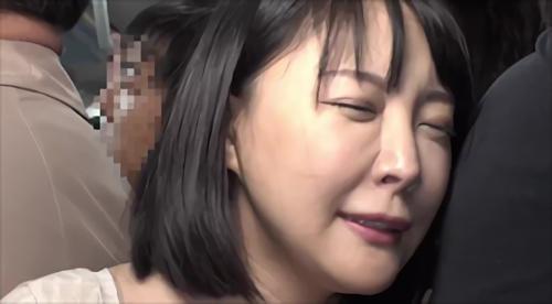 『人妻』だんだん興奮してきて、ついに青年は彼女の胸に手を伸ばす。最初は驚いていた青年だが、青年のアプローチを受け入れると行為はエスカレート！