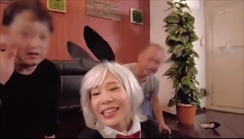 『痴女』【情慾が強すぎるヤリマンレイヤーは実在した！】ジレンマなレイヤーがバスト丸出しの逆バニー衣装を着てファンを誘惑する極秘の録画会を開！