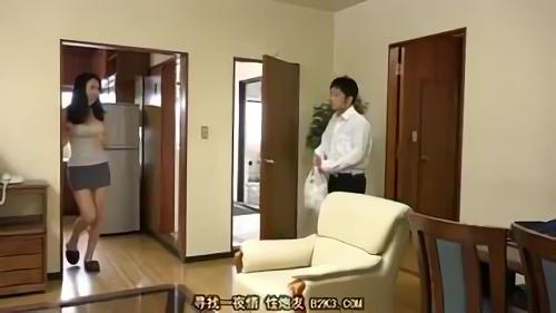 『胸チラ』夫とはご無沙汰で情慾持て余してるママは、息子の同級生が家に遊びに来て自分の胸チラやパンチラにむらむらチ○ポを勃たせてるのを見て発情！