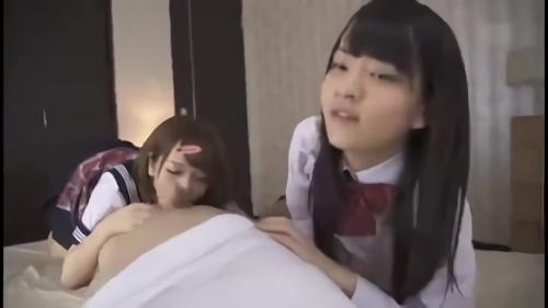 『手コキ』小競り合いです。得意な遊びも正反対、姉はねっとりした性交でパイパン割れ目を押し付け、妹は美乳を揺らして激しい腰振り…左右から迫り！