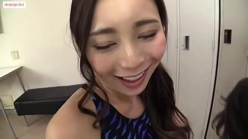 『顔面騎乗位』白い美肌の胸に、腰肉に、尻肉に、股間に食い込むワイセツな競泳水着。水着に収まりきらないむちむちのお肉がいやらしくてとっても美味しそ！