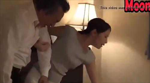 『微乳』家庭思いの妻・歩。夫の親友は前から妻のことを自覚していた。ある日、家で夫の親友がお酒を飲んだ時、妻に思いがけない事をしてしまう。そ！