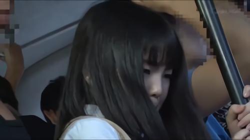 『爆乳』巨乳JKだけをスクリーニングして狙った大好評関係のもの第2弾！混雑する車内で背後から手を伸ばし張りのある巨乳を揉みしだく！
