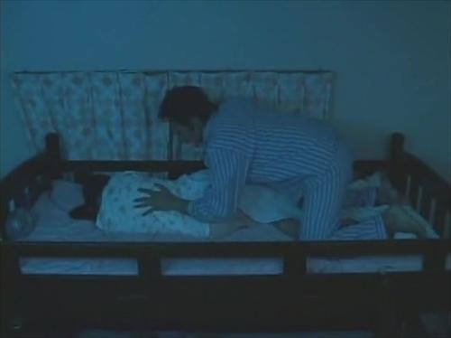 『鬼畜』2段ベッドで眠る姉と妹の両方を頂いてしまう関係のもの第3弾。2段ベッドで寝ている姉に忍び寄る男。妹に感じている姿を見せたくない一心！