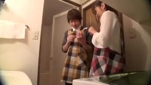 『言いなり』「心理学リサーチ」という名目で集まった初対面の大学生男女3組！一晩中‘赤い糸’で結ばれたままの超密着生活で、恋に落ちるのか検証！‘！