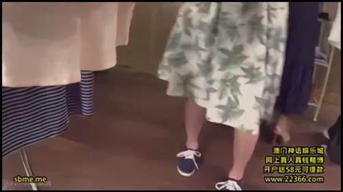『盗撮』新テイスト胸チラ動画！！今回は小型カメラを使い、服屋の店員さんの胸チラ、パンチラを盗撮しちゃいました！！服屋の店員さんっ！