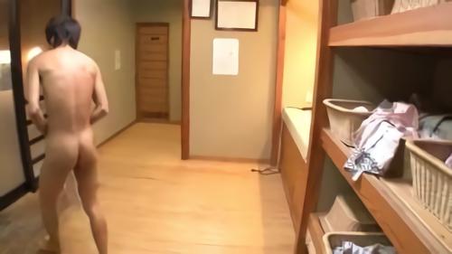 『フェラ』混浴と勘違い（のフリ）をして女湯に浸かっている男に「ここは女湯ですよ」と教える女性客。しかし、勃起して恥ずかしくて湯船か！