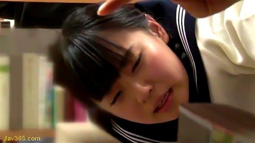 『即ハメ』静かな図書館で制服姿の大人しそうな女子校生に突然襲い掛かりデカチン即ハメ！恥ずかしくて声の出せないJKにチ○コ挿れっぱなしのまま館！