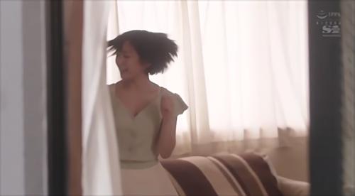 『ドラマ』向かいに越してきた新妻（ゆら）。カーテンもまだない窓からその可愛いご婦人の日常を覗くのが唯一の楽しみだった。掃除中、着替え中の無防！