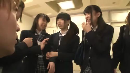 『企画』都会の学校に転校したらクラスに男は俺1人！しかもクラスメイトは全員黒ニーハイの美脚女子校生！放課後に遊ぼうという話にな！