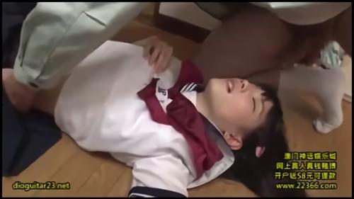 『中出し』男は勃起させたチ○ポに媚薬を塗ると少女に近づき無理やり口を抉じ開け即イラマ！