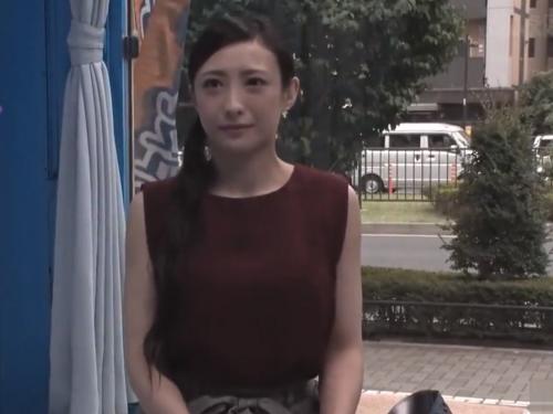 ＜マジックミラー号NTR人妻＞セレブで清楚な奥様が膣奥まで突かれて豹変する